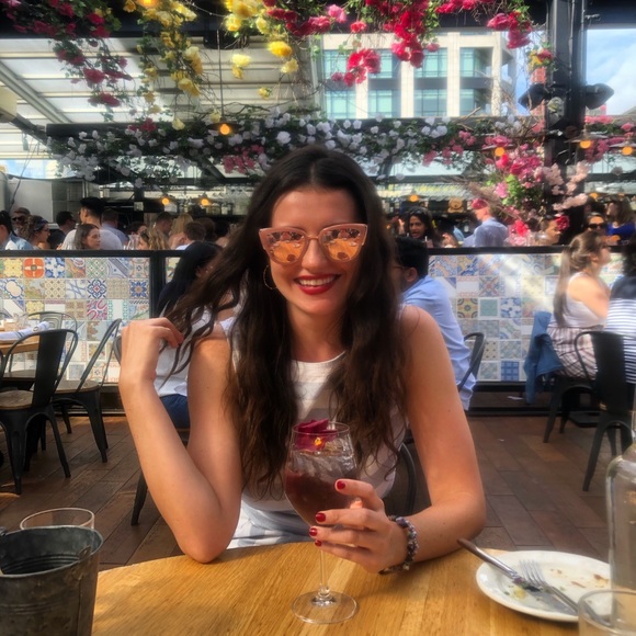 Meet your Posher, Danielle - Picture 1 of 1